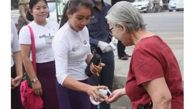 သက်ကြီးရွယ်အိုတွေနဲ့ နာတာရှည်ရောဂါသည်တွေ အပြင်မထွက်ဖို့ အစိုးရ ပန်ကြား