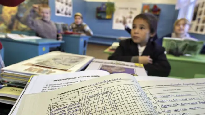 "Аналоговые" классные журналы школьники сжигали, исправляли в них оценки, и уголовных дел на них за это не заводили
