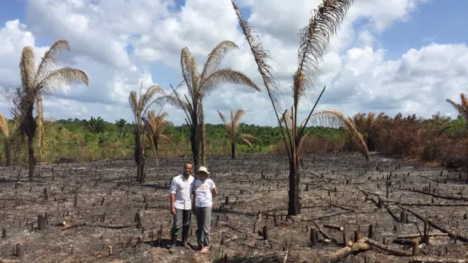 Pesquisadores Fernando e Socorroárea próxima à floresta secundária que havia sido desmatada e queimada para liberar área para plantio