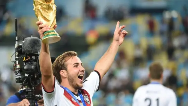 Mario Gotze levanta exultante el trofeo de la Copa del Mundo que ayudó a ganar en Brasil 2014.
