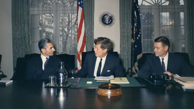 محمد رضا پهلوی شاه ایران در ملاقات با جان اف کندی رئیس جمهوری آمریکا در سال ۱۳۴۱