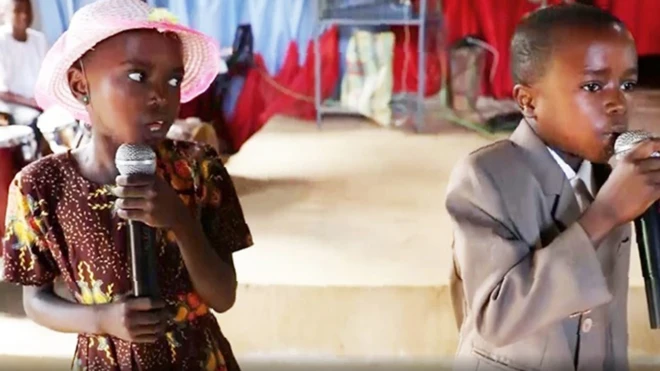 ደቂ ተባዕትዮን ደቂ ኣንስትዮን ማሕበረሰብ ኡባንግ ዝተፈላለየ ቋንቋ'ዮም ዝዛረቡ