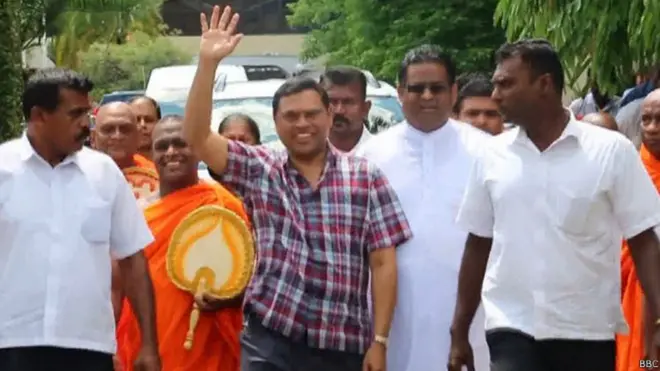 බැසිල් රාජපක්ෂ (මැද)