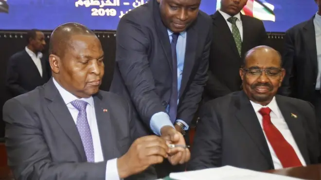 Le président centrafricain lors de la signature des accords de pais de Karthoum le 5 février 2019