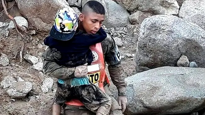 Soldados colombianos ayudan a rescatar a las víctimas del deslave.
