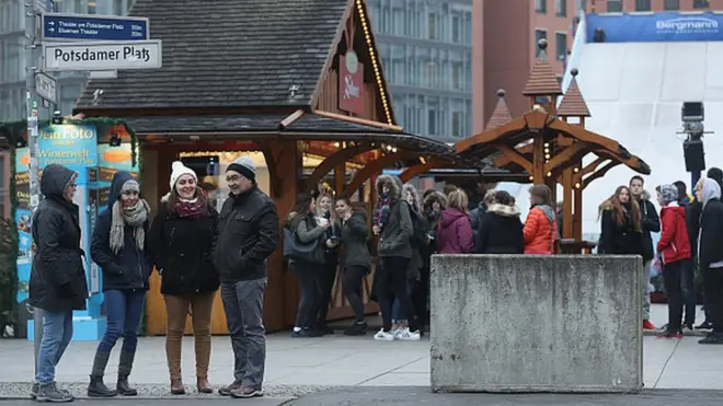 бетонные блоки вокруг ярмарки