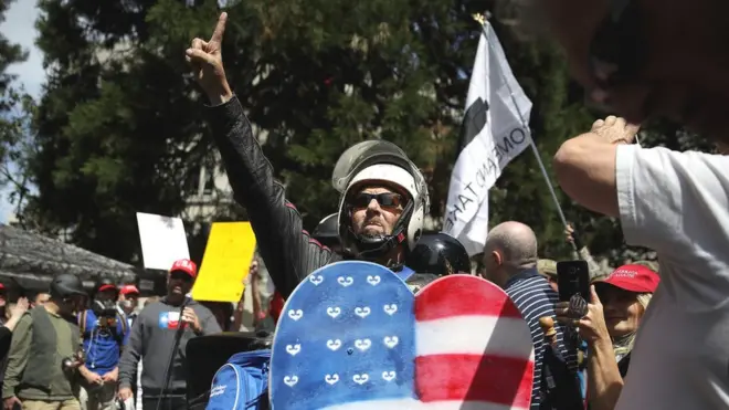 Seorang demonstran sayap kanan berunjuk rasa di Taman Martin Luther King Jr Civic Center, 4 Maret, 2017 di Berkeley, California.