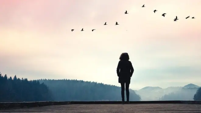 سيدة تقف بمفردها للتأمل