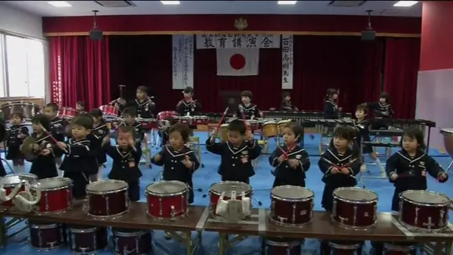 در نگاه اول «تِسوکاموتو» هم مهدکودکی است، مثل مهدکودک های دیگر در ژاپن. اما این مهدکودک ِ تازه تاسیس، تنها جایی در این کشور است