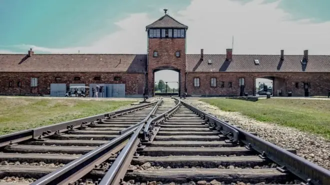 ชาวยิว 6 ล้านคน เสียชีวิตในค่ายกักกันของกองทัพนาซีเยอรมันในช่วงสงครามโลกครั้งที่สอง ซึ่งรวมทั้งค่ายเอาชวิทซ์ และเบียร์เคอเนา