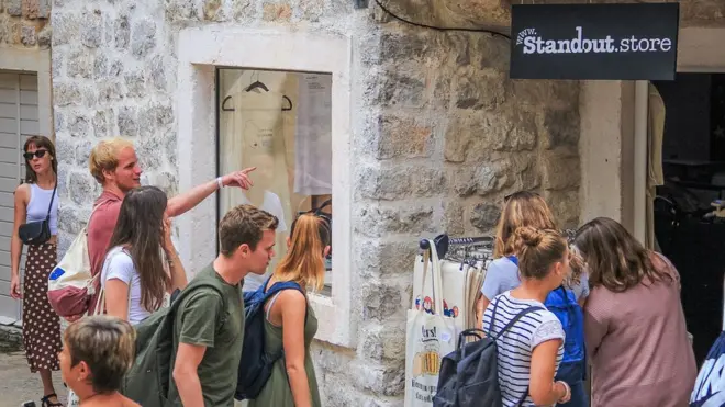 Turisti u Budvi mogu kupiti brojne suvenire i rekvizite iz Turske