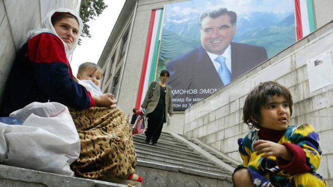Нищие возле портрета таджиксого президента