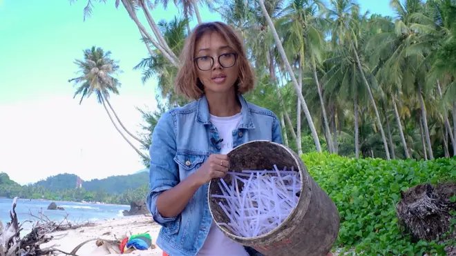 sampah plastik di pantai aceh