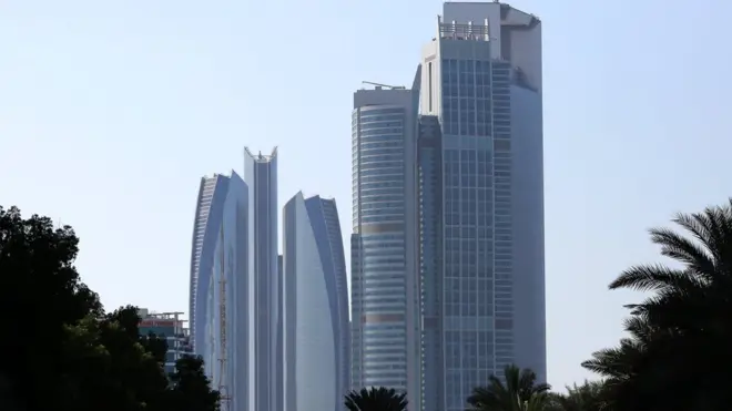 عائلة آل نهيان من إمارة أبوظبي وهي واحدة من العديد من العائلات الثرية وتملك نادي مانشستر سيتي الانجليزي لكرة القدم