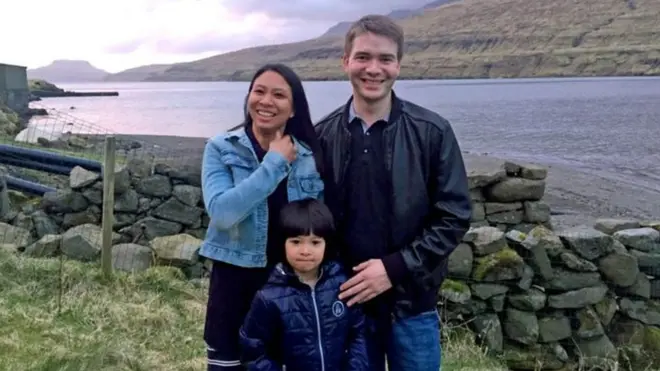 අතායා සිය සැමියා ජෑන් සහ පුතු ජේකබ් සමග