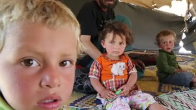 過激派組織のいわゆる「イスラム国」（IS）が「首都」とするシリア北部のラッカで、米国主導の有志連合による攻勢が強まるなか、戦闘を逃れて来た多数の住民が行く場所を失っている。