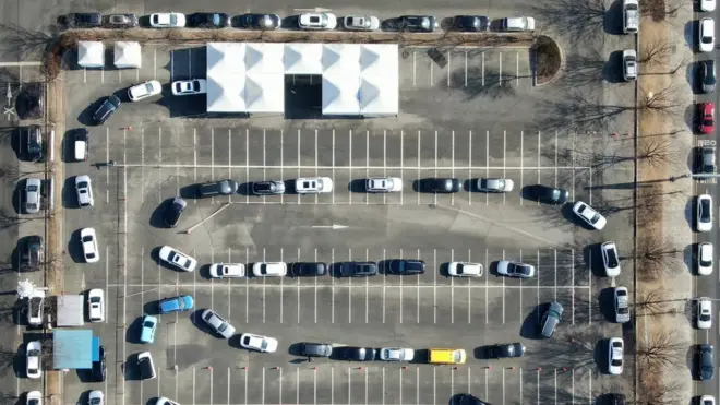 26일 경기도 고양종합운동장 부설주차장 드라이브 스루 임시선별검사소에 검사를 받기 위한 차량 행렬이 약 600m까지 이어졌다