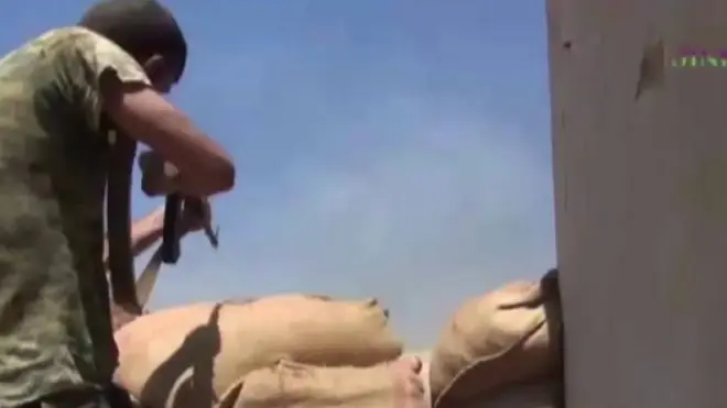 المرصد السوري لحقوق الإنسان يقول إن خمسة عشر من مقاتلي الفصائل المسلحة المدعومة من تركيا قتلوا في اشتباكات مع قوات سورية الديمقراطية ذات الغالبية الكردية شمالي سورية.