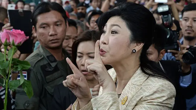 ยิ่งลักษณ์ไปศาล