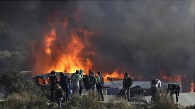 کمپ کې شپې مهال د لګېدلي اور لمبې اوس هم لیدل کېږي