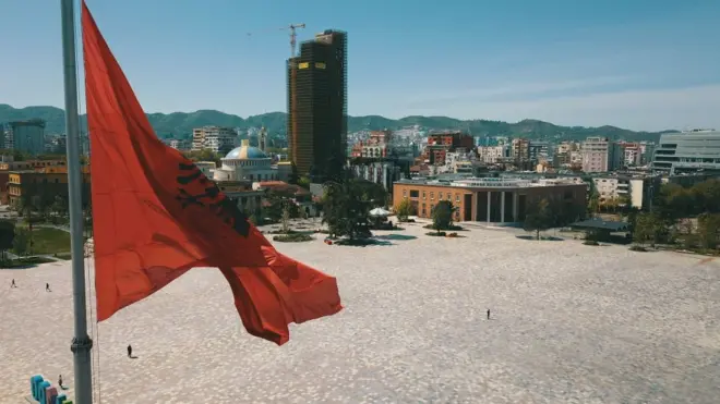 И у Албанији се фудбал не игра ових дана, али се размишља његовом логиком