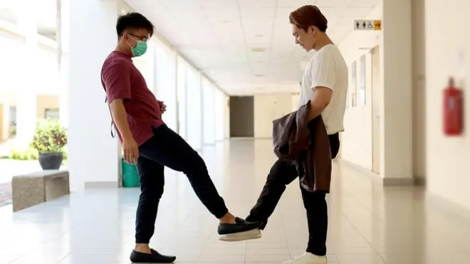 Vuhansko rukovanje stopalima krenulo je iz Kine i u međuvremenu se raširilo svetom.