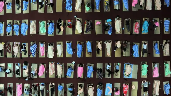 Y hasta dormir puede terminar siendo una actividad colectiva en el país más poblado del mundo.