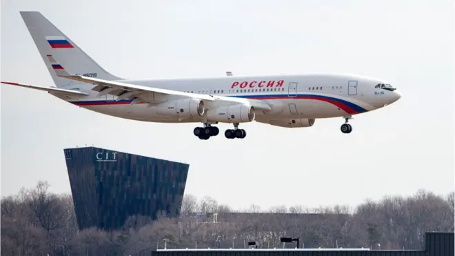 В первый день нового года 35 российских дипломатов покинули Вашингтон