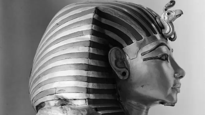 اللحية المميزة للقناع الذهبي ثبتت في أربعينيات القرن الماضي