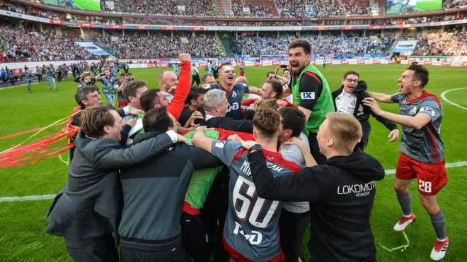 Футболисты и менеджеры "Локомотива" радуются долгожданной победе