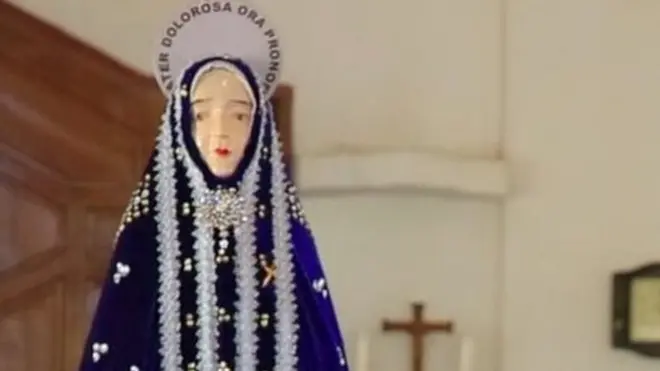 Peziarah mengunjungi Kapela Tuan Ma di Larantuka untuk melakukan prosesi Buka Tuan Ma, atau mencium Tuan Ma, yang dianggap sebagai perwujudan Bunda Maria.