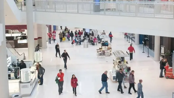. Thương xá Mall of America không có hệ thống sưởi trung tâm kể từ khi nó khai trương vào năm 1991 - một quyết định táo bạo nếu tính đến mức nhiệt thấp điển hình trong tháng Giêng ở bang này là -15,5 độ C