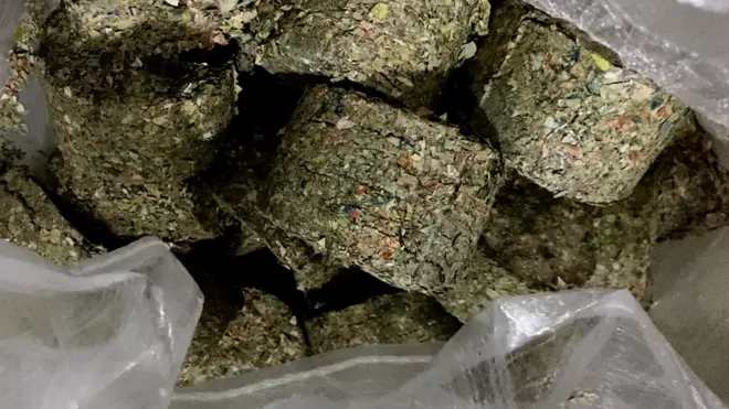 नोटबाट बनेका ब्रिकेट।