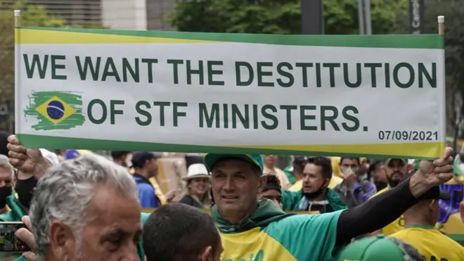 Num cartazbet 365 como apostaringlês, manifestante pede a destituição dos ministros do STF no protestobet 365 como apostarSão Paulo