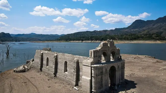 ظهرت بقايا كنيسة مكسيكية تعود للقرن السادس عشر وكانت غمرتها المياه بعد بناء سد مالباسو في الستينيات.