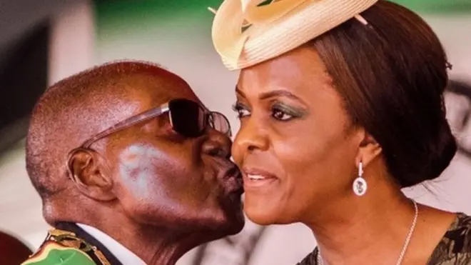 గ్రేస్‌‌ను ముద్దాడుతున్న రాబర్ట్ ముగాబే