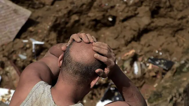 لقي أكثر من 100 شخص حتفهم في انهيارات أرضية وفيضانات مفاجئة في مدينة بتروبوليس البرازيلية.