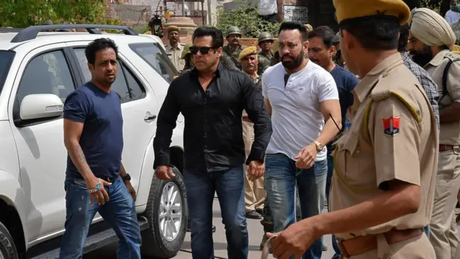 سلمان خان پر سیاہ ہرنوں کے شکار کا الزام 1998 میں فلم ہم ساتھ ساتھ ہیں کی فلم بندی کی دوران لگا تھا