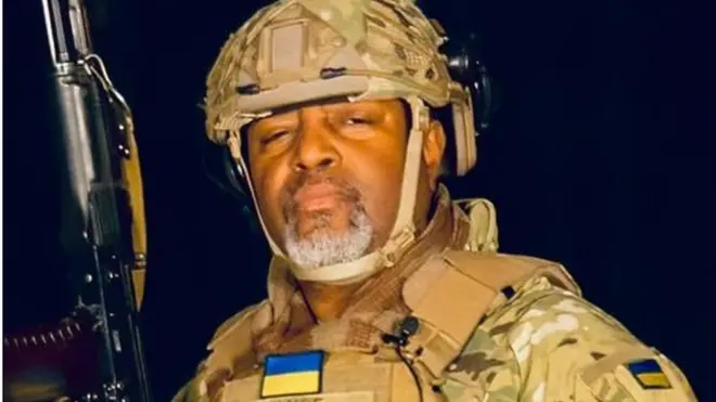 Малкольм Ненс опублікував у твіттері своє фото у військовій формі і підписав: "Я припинив балачки!"