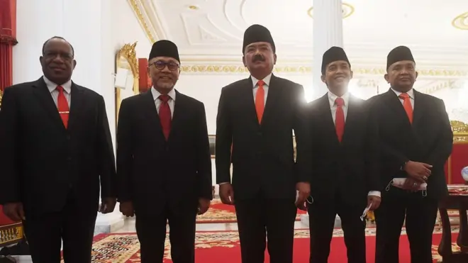 Menteri Perdagangan Zulkifli Hasan (kedua kiri) berfoto bersama Menteri ATR/BPN Hadi Tjahjanto (tengah), Wamen ATR Raja Juli Antoni (kedua kanan), Wamendagri John Wempi Watipo (kiri) dan Wamenaker Afriansyah Noor (kanan) usai upacara pelantikan menteri dan wakil menteri Kabinet Indonesia Maju sisa masa jabatan periode 2019-2024 di Istana Negara, Rabu (15/6/2022).