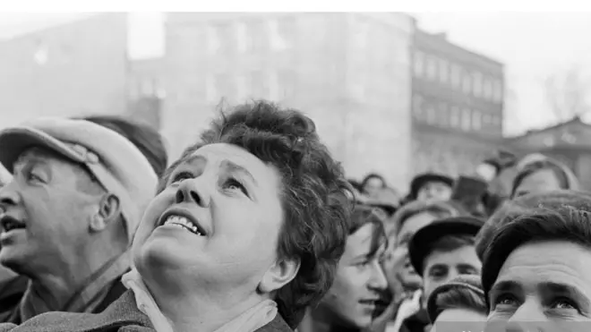 أهالي موسكو يتابعون الأخبار خلال الأزمة