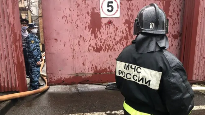 Сотрудники МЧС около женского СИЗО, где произошел пожар