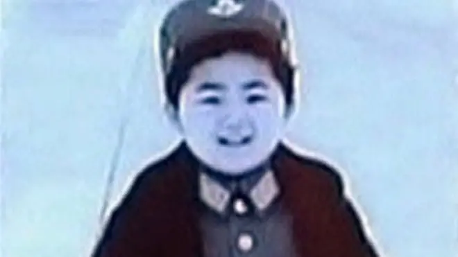 Cuando cumplió 8 años, a Kim Jong-un lo vistieron con uniforme militar.