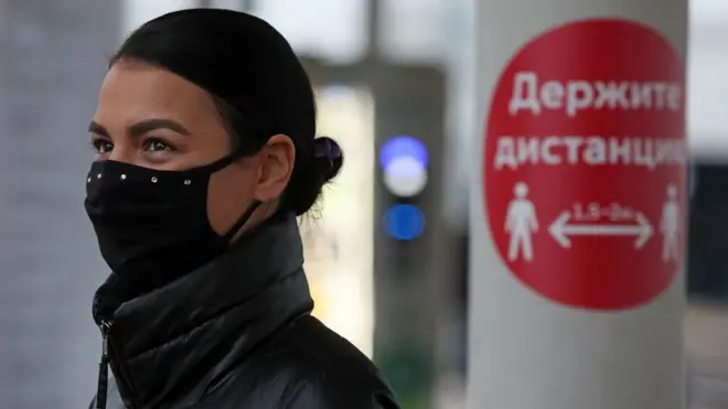 Пассажирка на платформе станции Московского центрального кольца (МЦК)