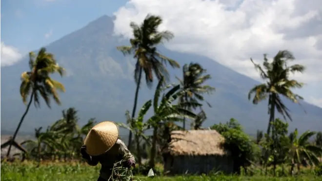 Gunung Agung tampak semakin sering mengepulkan asap dalam dua hari terakhir.