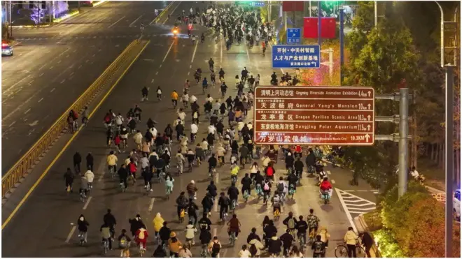 College students from Zhengzhou cycle to Kaifeng, 50 km away, at night on November 9, 2024 in Kaifeng, Henan Province of China.