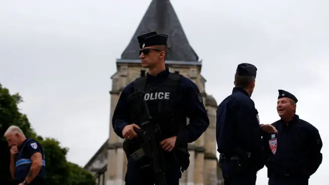 Полицейский патруль у церкви в Сент-Этьен-дю-Рувре, где было совершено кровавое убийство