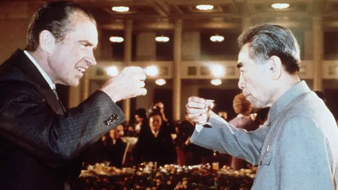 Richard Nixon và Chu Ân Lai nâng ly cho quan hệ 'không còn là kẻ thù'