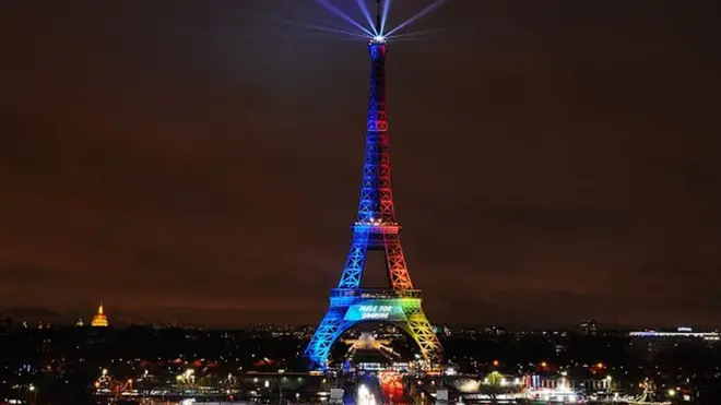 La tour Eiffel, inaugurée et mise en service à l'occasion de l'Exposition universelle de 1889, est le symbole de Paris et le monument payant le plus visité au monde. Elle reçoit six millions de visiteurs par an.