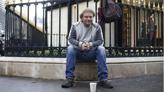 A Jean-Marie Roughol no le quedó otra alternativa que pedir limosnas.